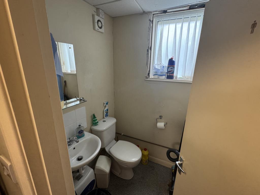 Lot: 106 - FREEHOLD TOWN CENTRE COMMERCIAL PREMISES - Toilet